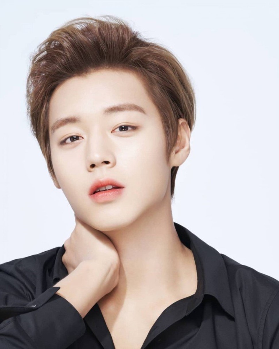 Wanna One member Park Ji-hoon was a student of Power Vocal’s president and CEO Noh Young-joo.