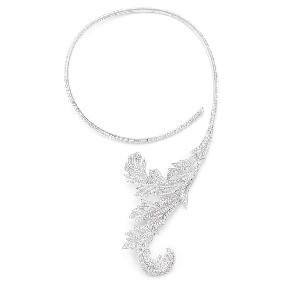 The Feuilles d’Acanthe white gold necklace set with diamonds