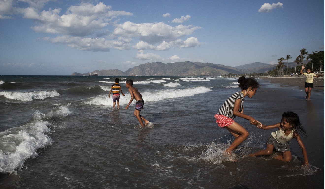 Anak-anak bermain di pantai di Dili.  Foto: SCMP