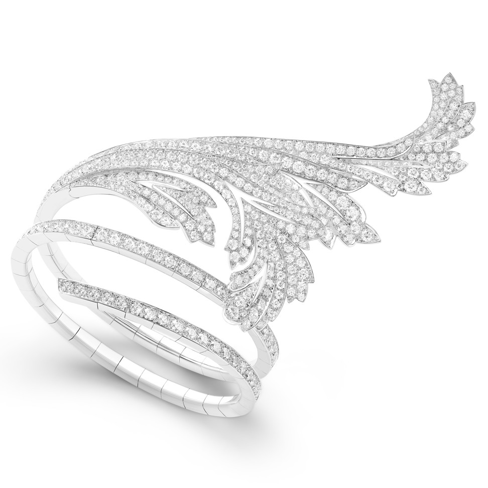 The Feuilles d’Acanthe white gold bracelet set with diamonds