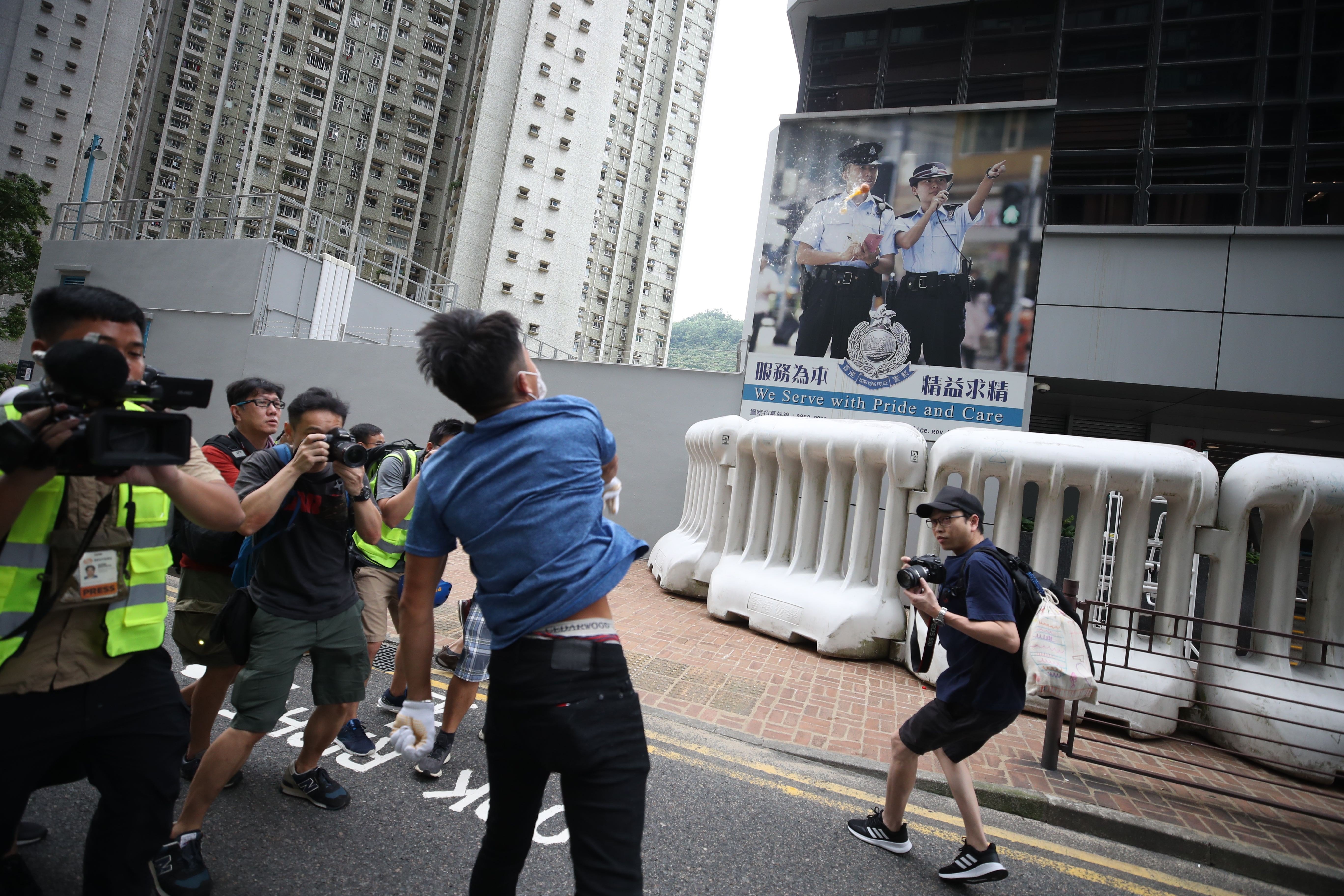 Hundreds Attack Hong Kong Police Station After Tseung Kwan O March Turns Ugly With Police Warning They Will Disperse Protesters South China Morning Post