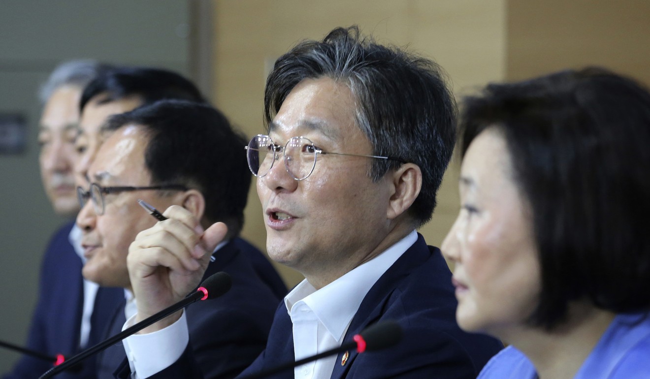 Sung Yun-mo (centre), South Korea's minister of trade, industry and energy. Photo: AP