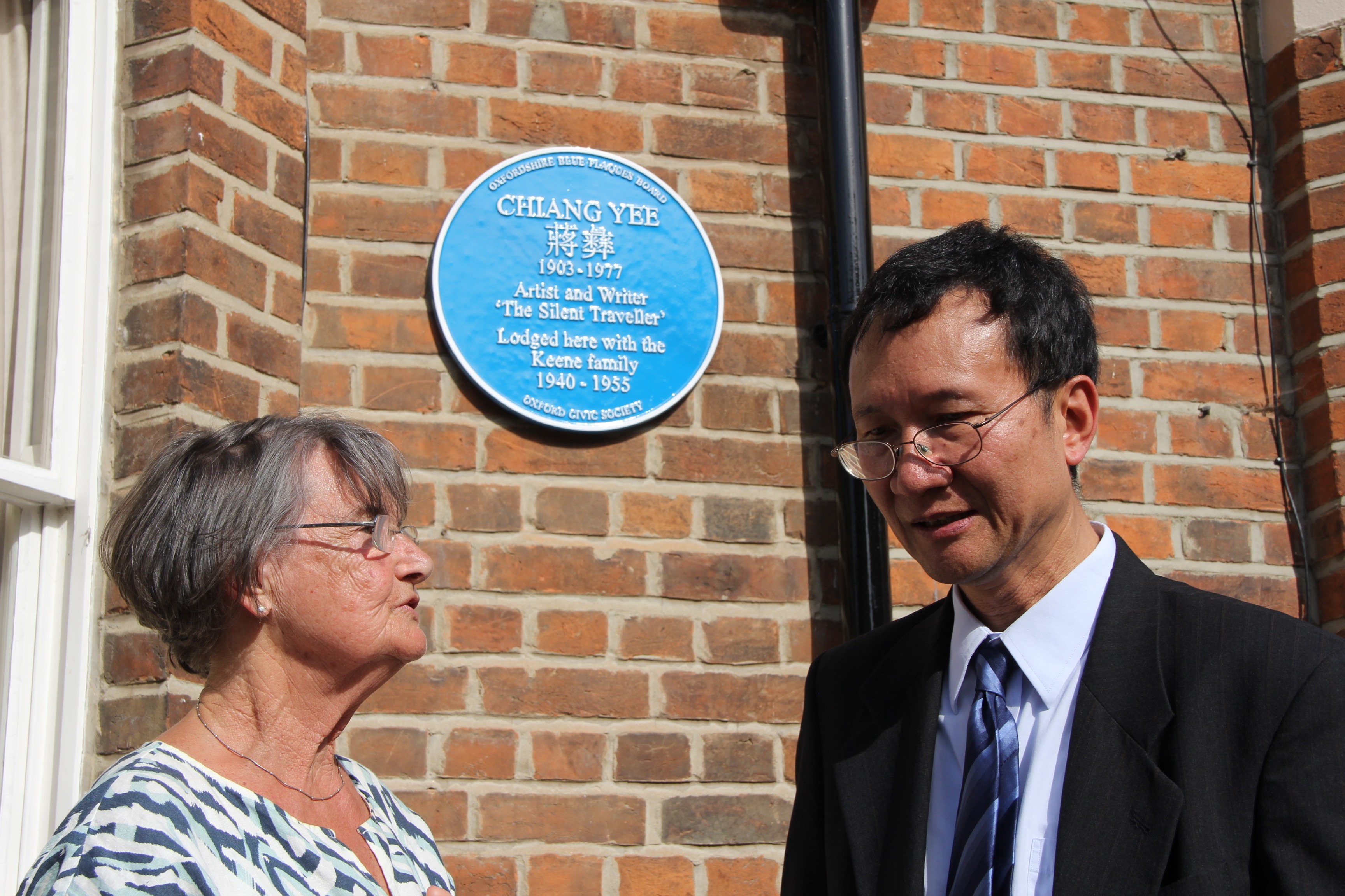 Rita Keene Lester and Professor Da Zheng, Chiang’s biographer, at the plaque’s unveiling in Oxford, Britain, on June 26. Photo: Peter Simpson