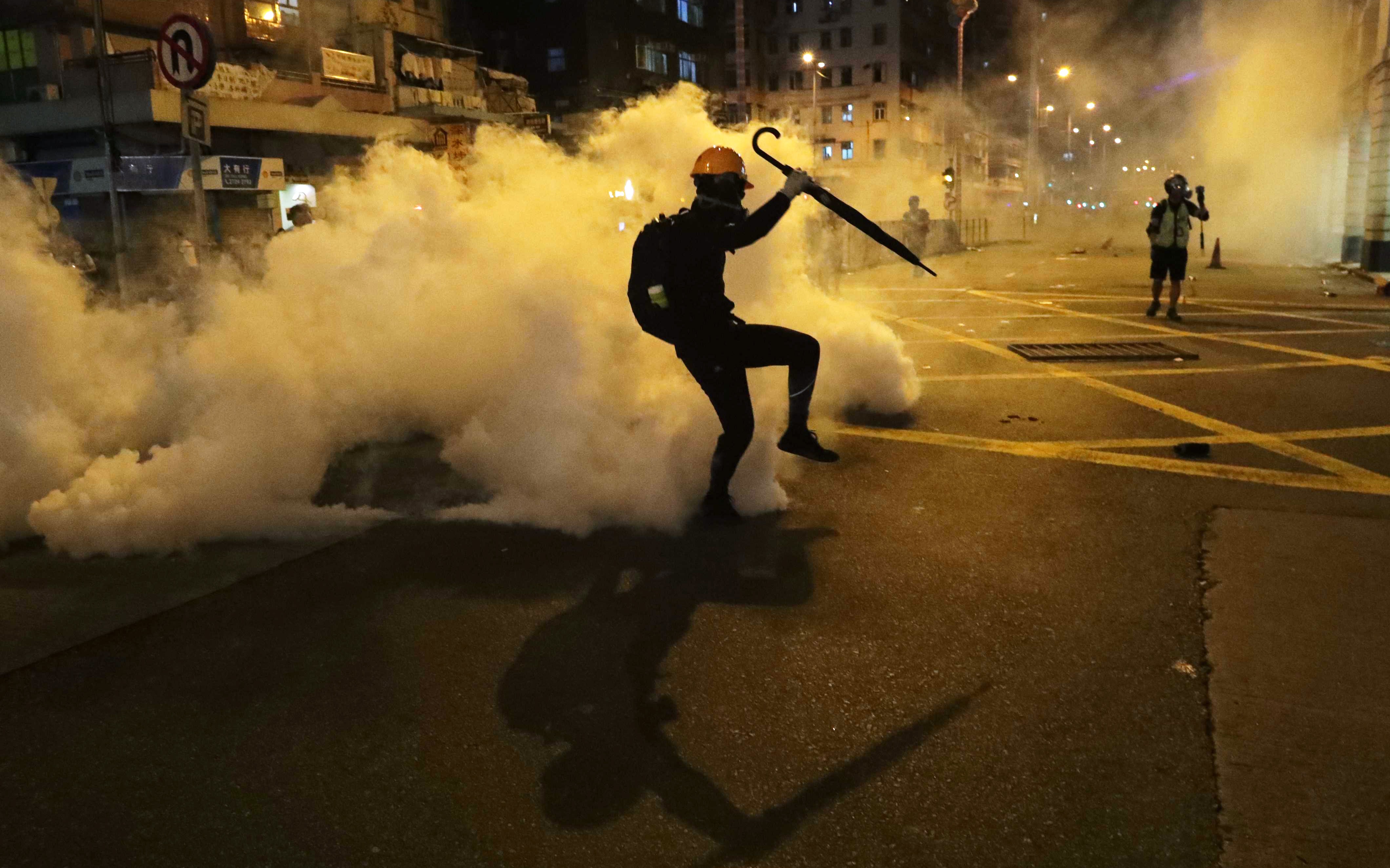 Protesters and police clashed outside Sham Shui Po police station after a university student union president was arrested for carrying laser pointers. Photo: Edmond So