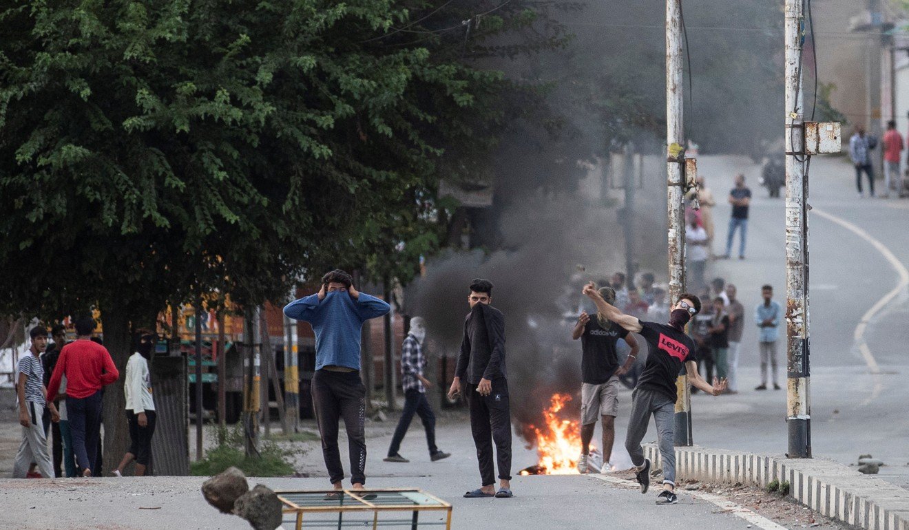 Kashmiri residents throw stones towards Indian security forces in Srinagar. Photo: Reuters