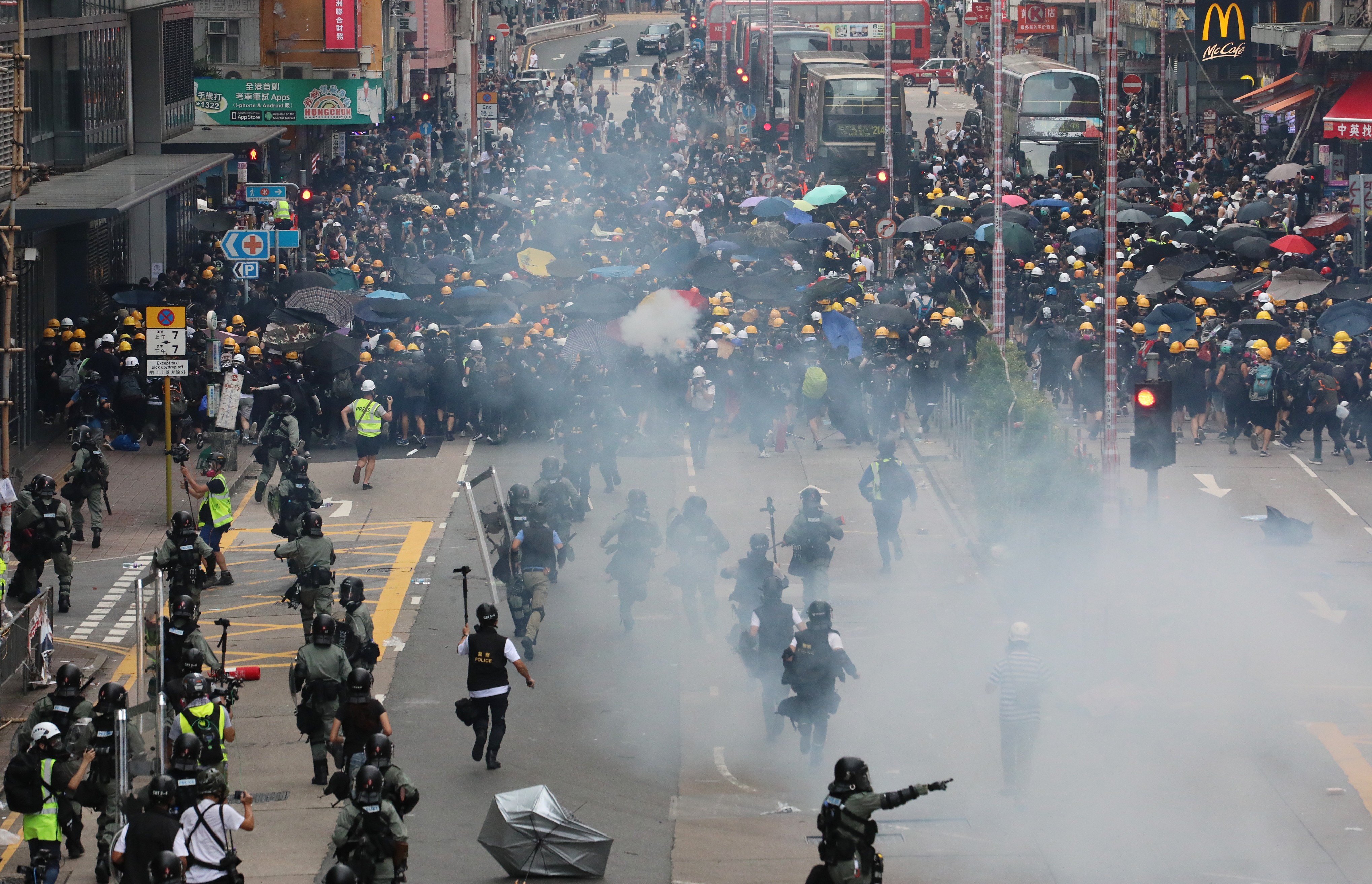 Anti-government protesters and riot police clash in Sham Shui Po on Sunday. Reda says the violent protests over the last two months have worsened the city’s economic slump and eroded its core values. Photo: Felix Wong