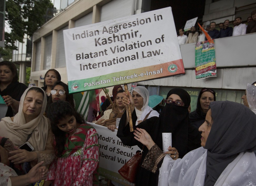 Supporters of Pakistani Prime Minister Imran Khan rally against India in Islamabad. Photo: AP