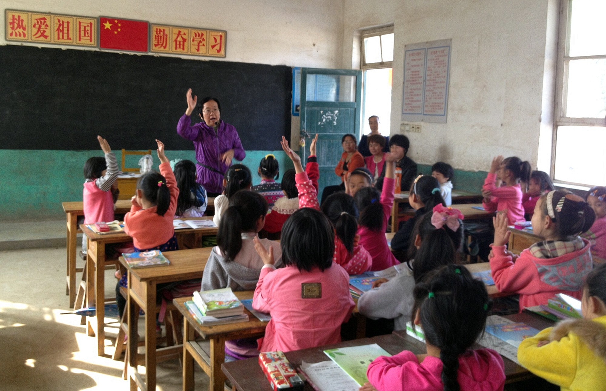 Counsellor Wang Ling, of the Maple Women's Psychological Counselling Centre in Beijing, teaches children how to protect their bodies. Photo: Wu Nan