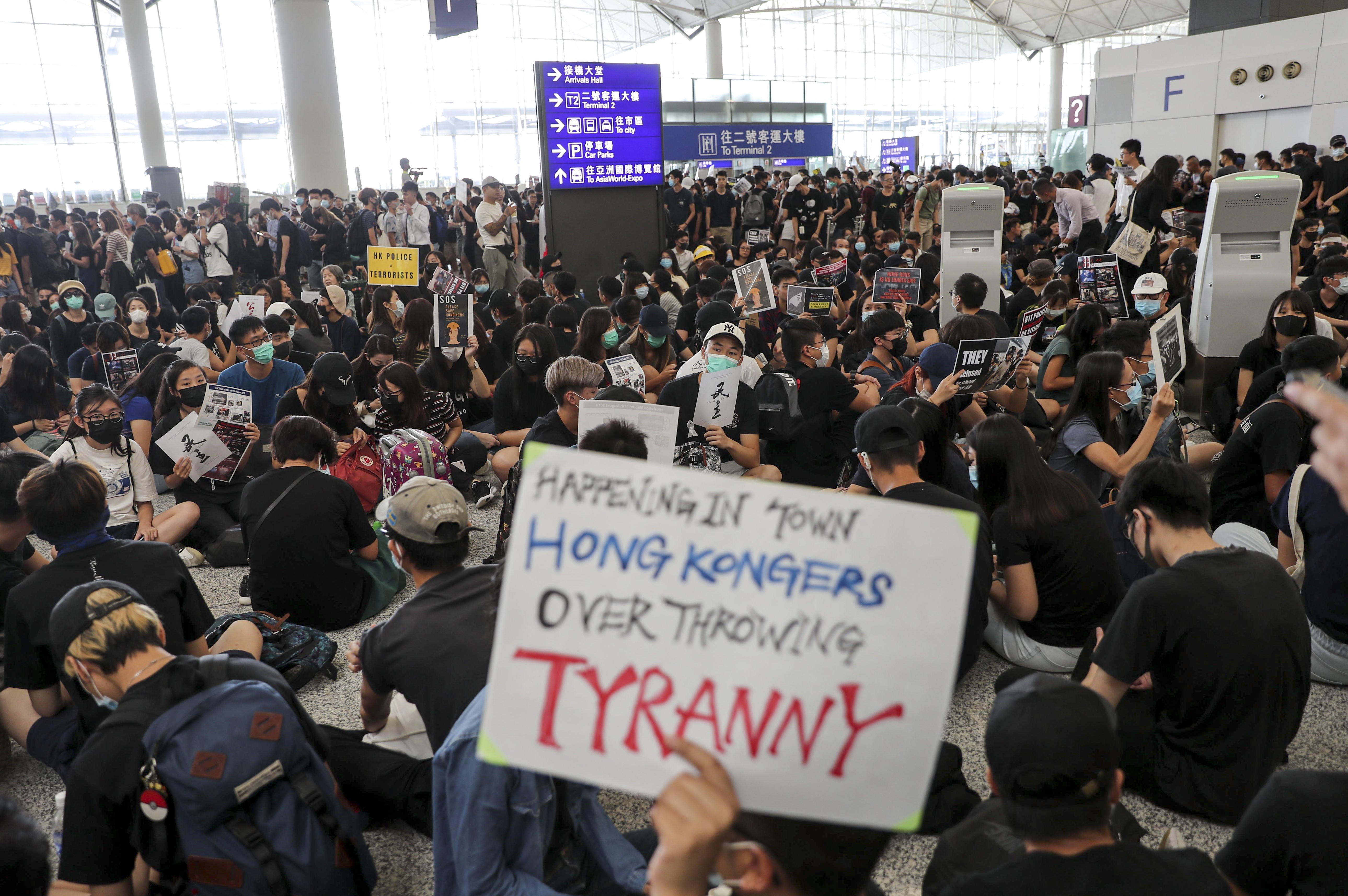 Anti-government protesters fill the arrival hall at Hong Kong International Airport. Photo: Sam Tsang