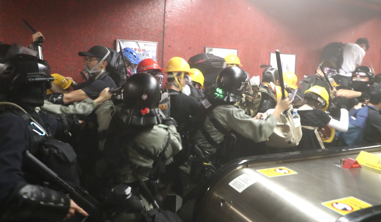 Police arresting protesters at Tai Koo station. Photo: Handout