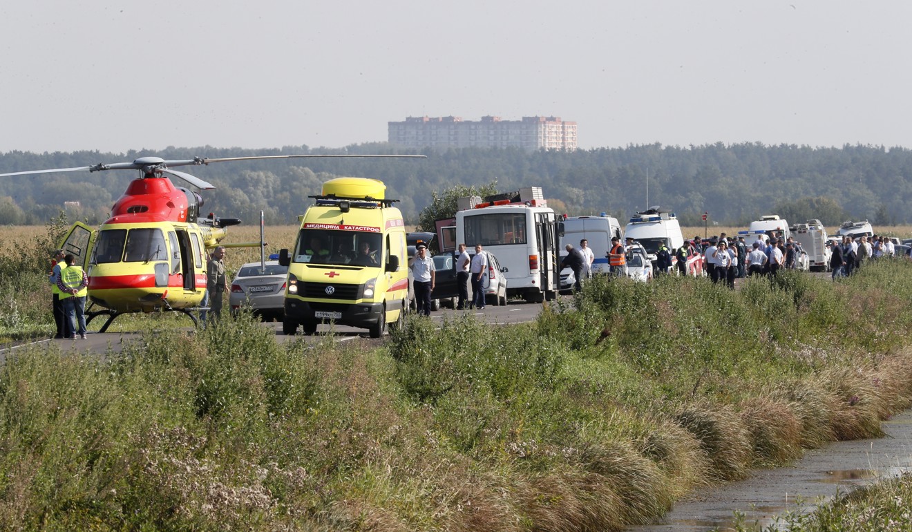 Самолет сел в поли. 2019 Самолет сел на кукурузное поле. 15 Августа 2019 аварийная посадка самолета. 15 Августа 2019 самолет сел в поле. 15 Августа 2019 года самолет сел на кукурузное поле.