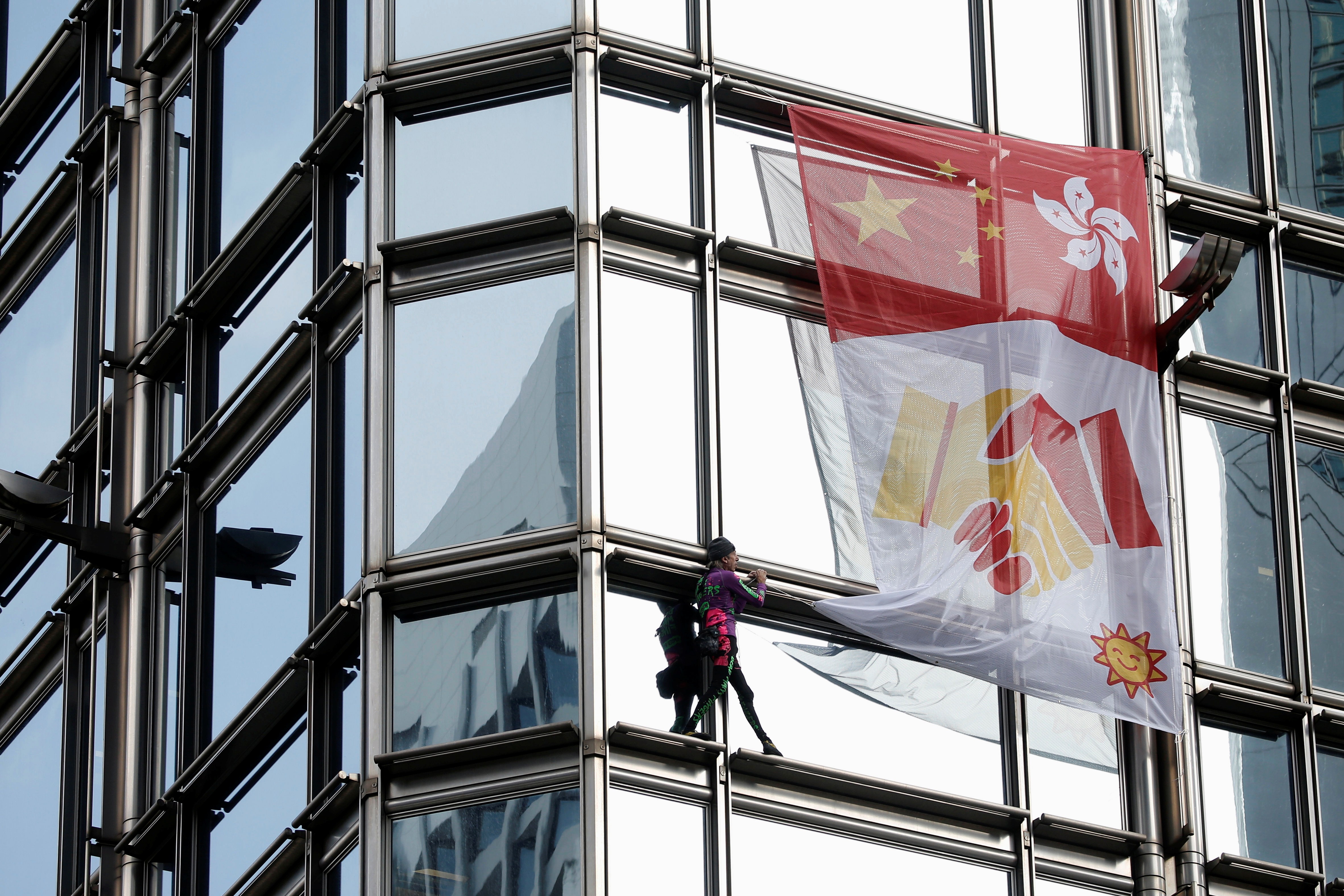 French Spider-Man Alain Robert hangs handshake banner from Hong Kong  skyscraper owned by Li Ka-shing | South China Morning Post