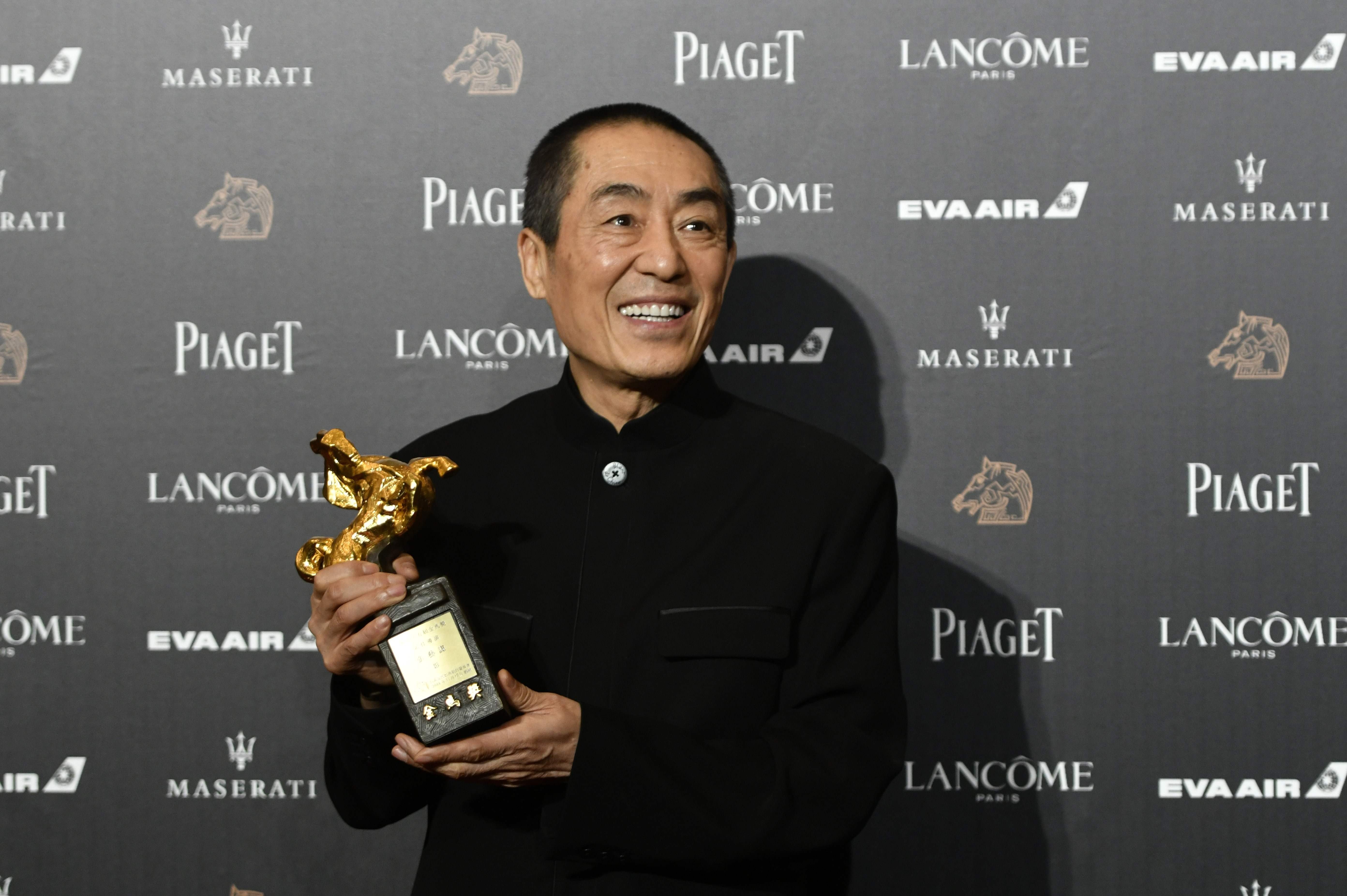 Chinese director Zhang Yimou poses with his trophy after winning the best director award for his film Shadow at Taiwan's 55th Golden Horse film awards. Photo: AFP