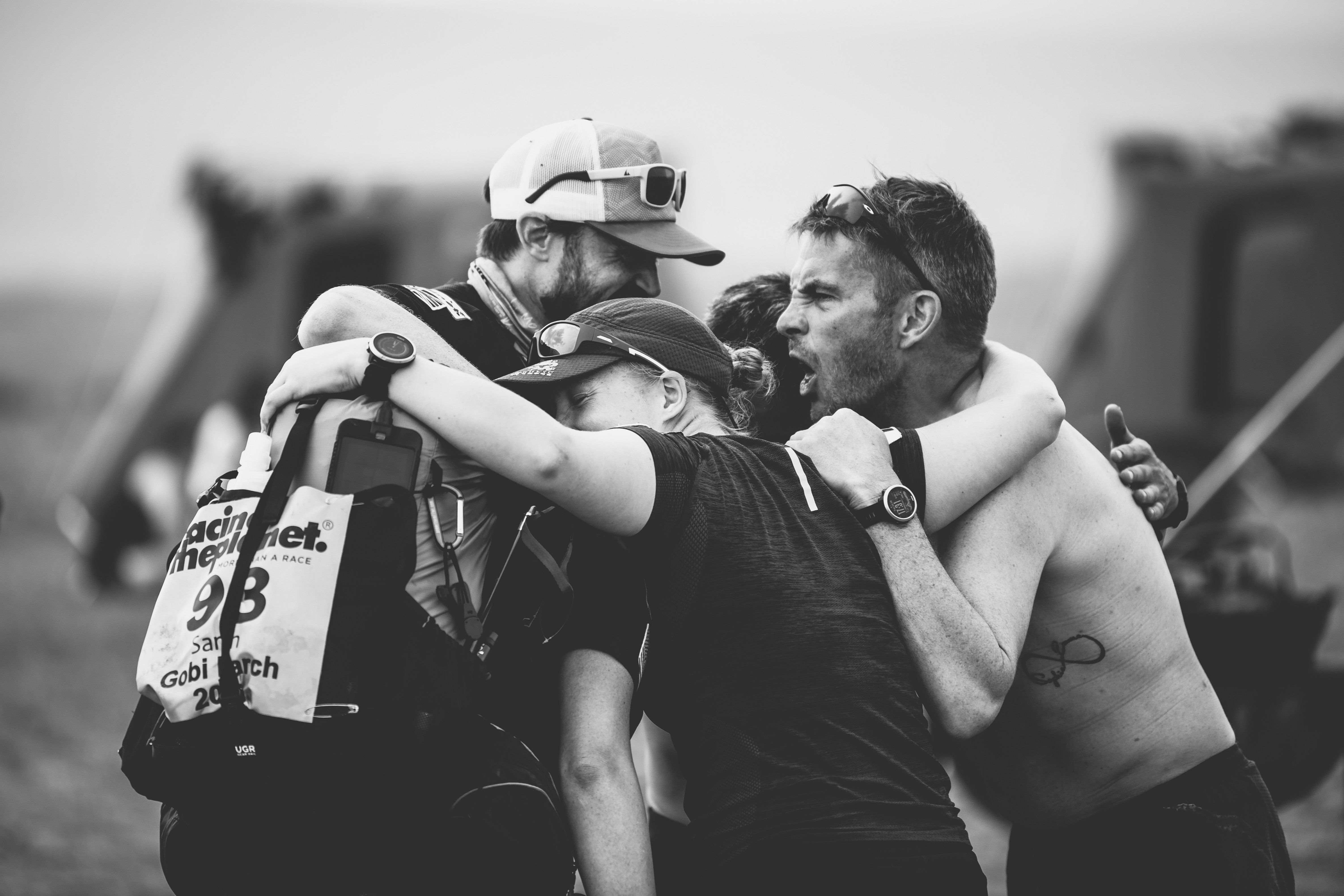 Hannamiina Tanninen embraces fellow runners. Runners give tips on how to ignore pain, instead of advising friends to stop when it hurts. Photos: Thiago Diz/RacingThePlanet