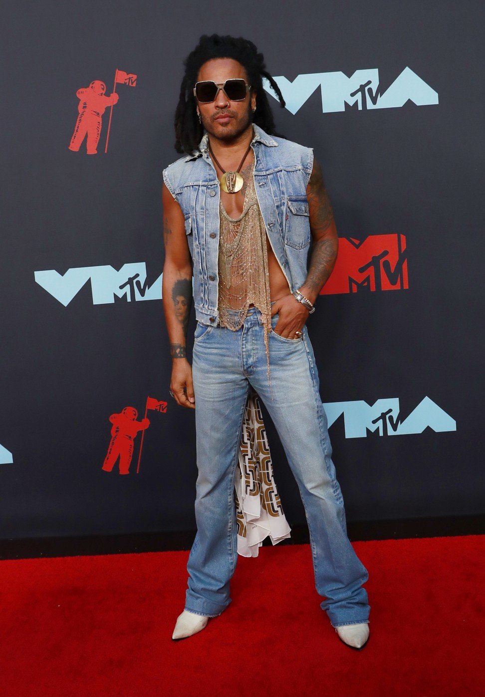 Lenny Kravitz rocks double denim on the red carpet at the MTV Video ...
