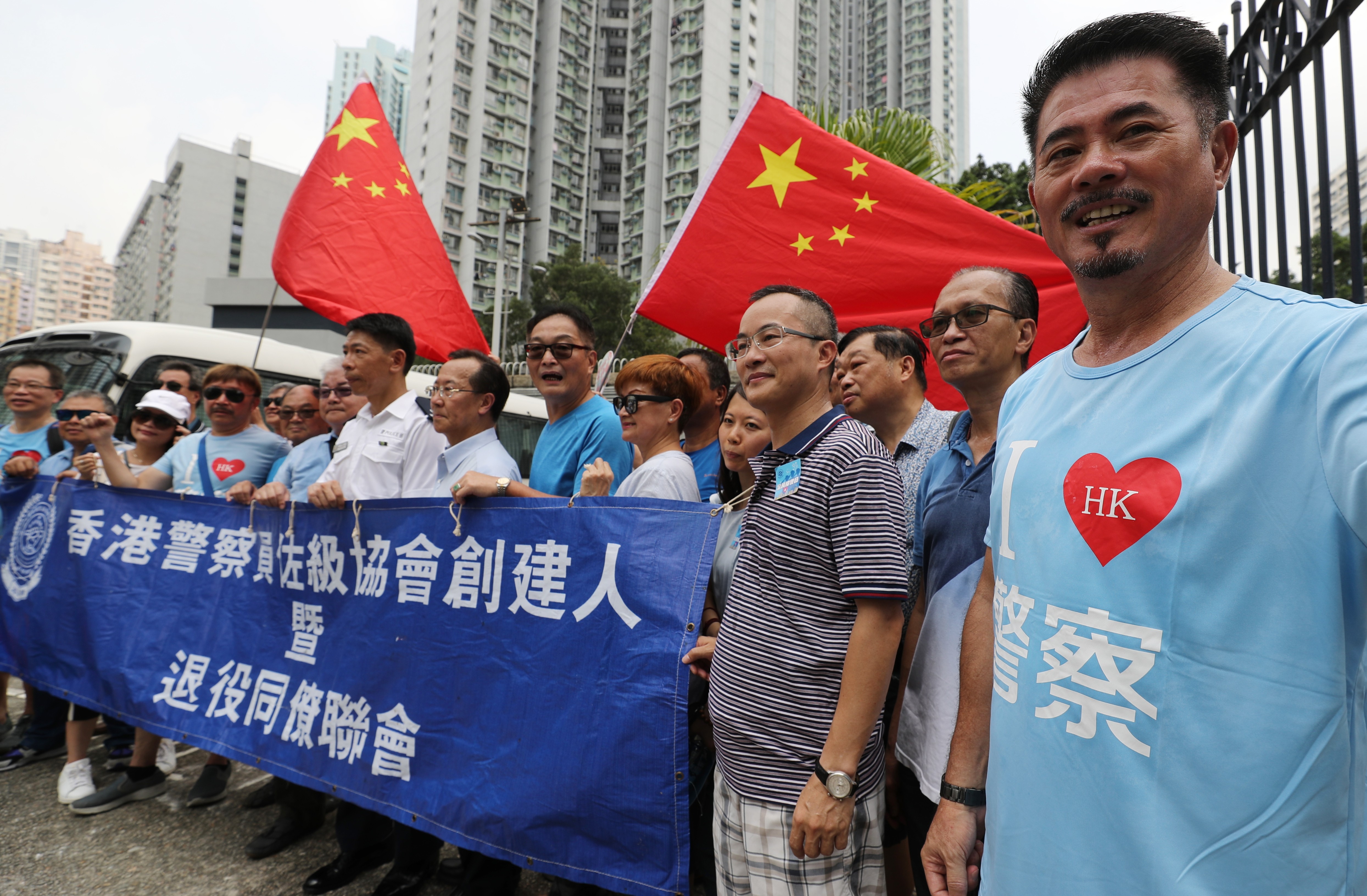 Supporters of China and the Hong Kong police carry Chinese flags at the Kwai Chung Police Station on August 10. Photo: Edward Wong