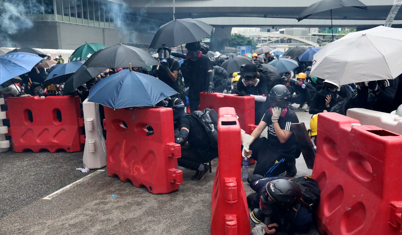 Anti-government protesters set up barricades on Harcourt Road in Admiralty. Photo: Felix Wong
