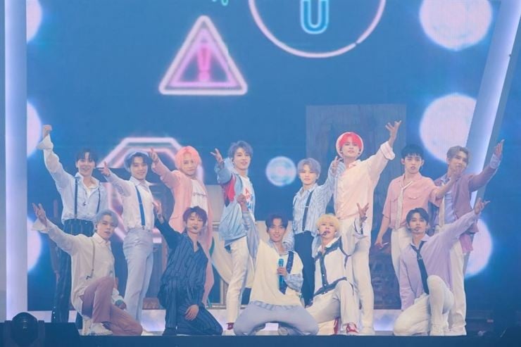 The 13-member K-pop boy band SEVENTEEN salute the crowd during Sunday’s Seoul concert, before leaving South Korea for concerts abroad as part of its second world tour, Ode To You.
