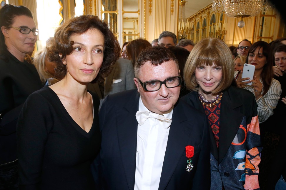 Elbaz celebrated receiving the French Légion d'Honneur with the country’s minister of culture Audrey Azoulay and Vogue editor-in-chief Anna Wintour, in Paris in 2016