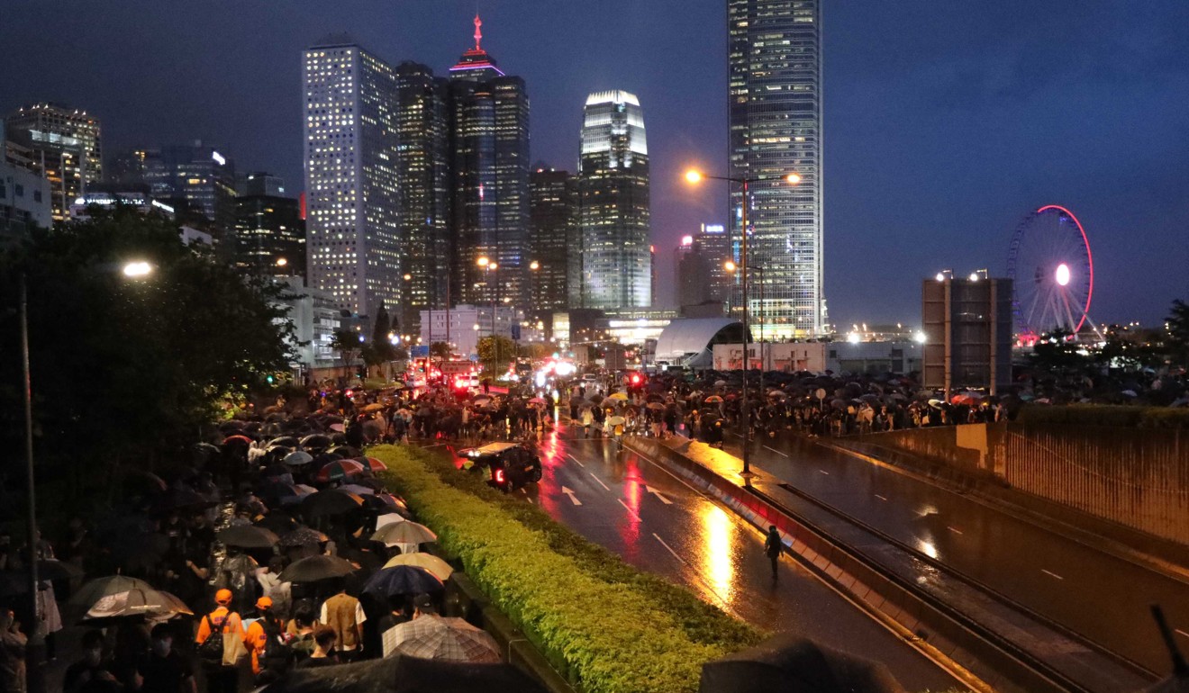 Protesters gather on Lung Wo Road near the Chief Executive's Office. Photo: Felix Wong