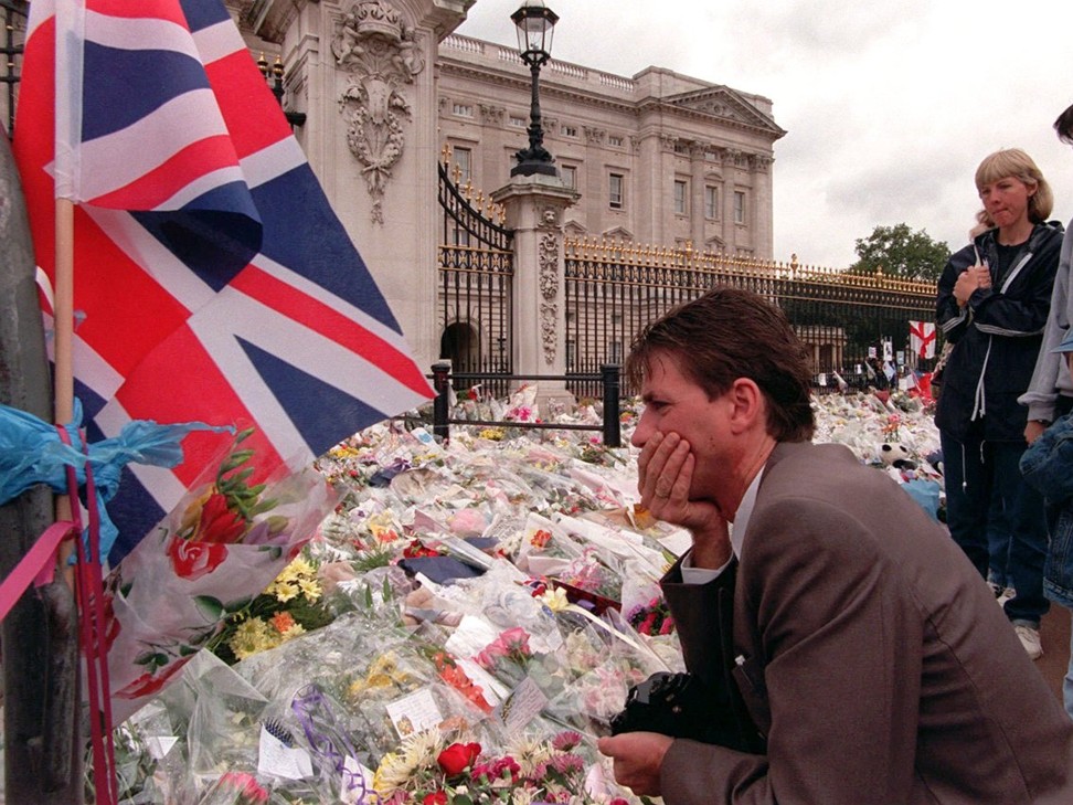 Mourners leave flowers outside Buckingham Palace in London, following the August 31, 1997 death of Princess Diana