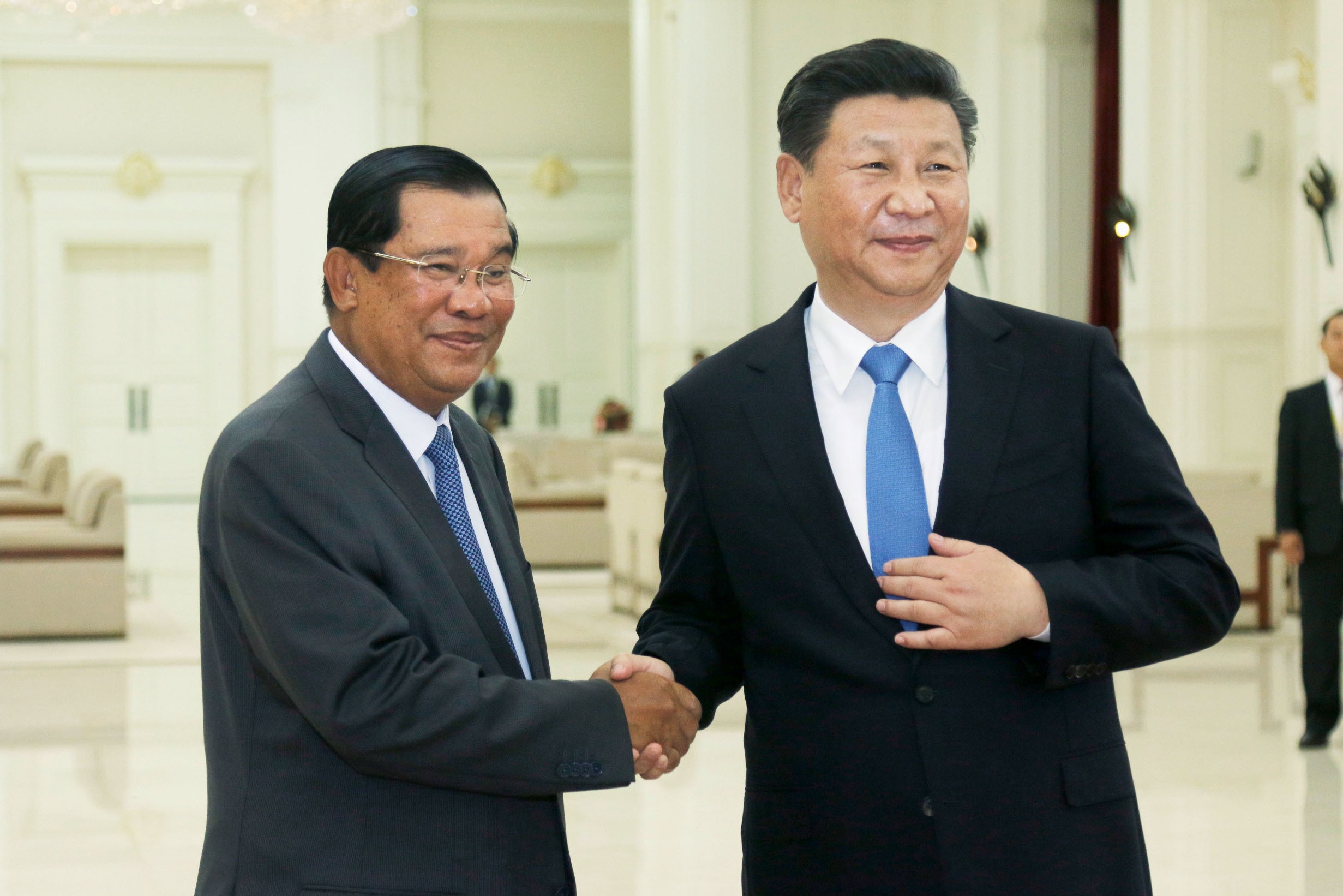 Cambodian Prime Minister Hun Sen shakes hands with Chinese President Xi Jinping in October 2016. Photo: Kyodo