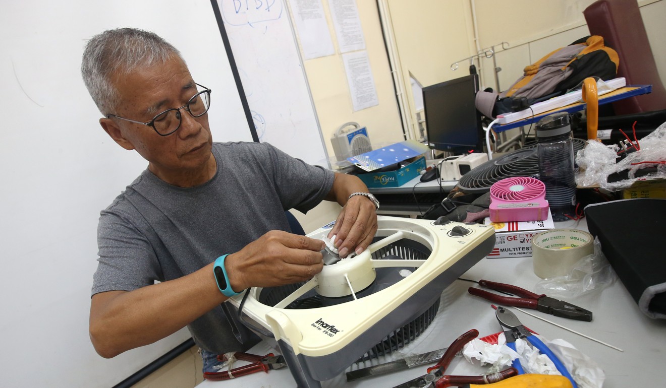 Volunteer Wat Po-wing, 70, repairs an electric fan. Photo: David Wong