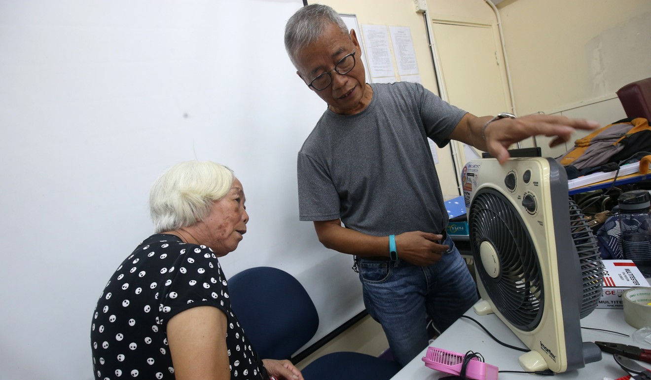 Wat Po-wing works on an electronic fan. Photo: David Wong