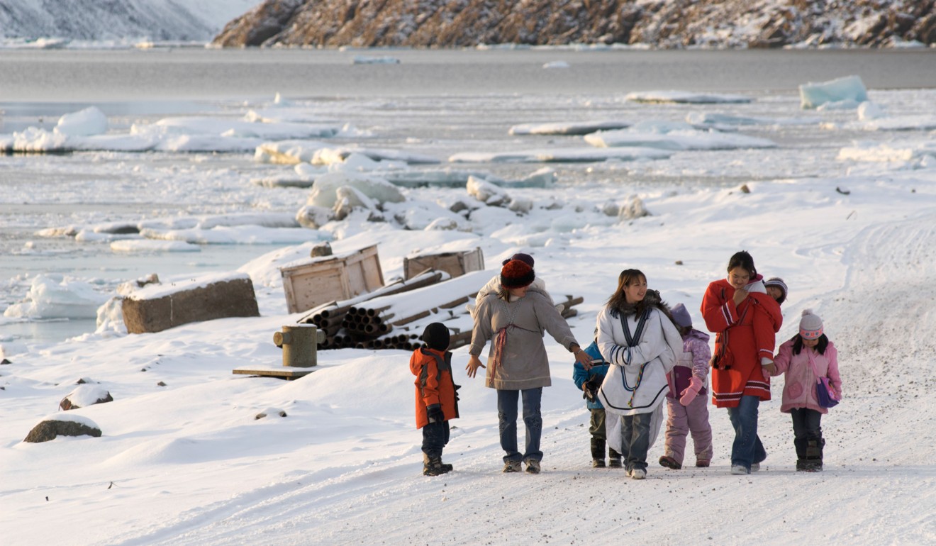 Inuit women walk with their children in Grise Fiord, Nunavut, Canada. Skyroam claims only its Wi-fi device works there. Photo: Alamy