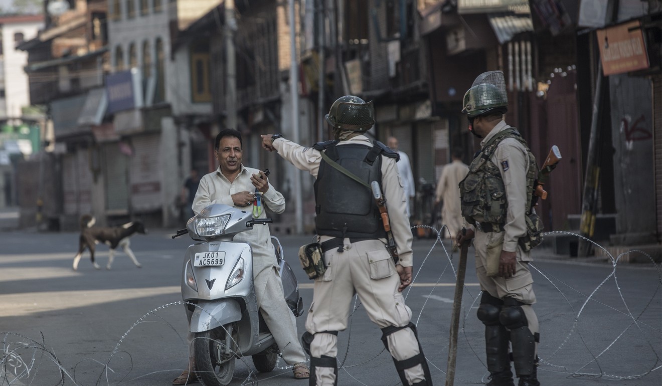 Indian paramilitary troopers ask a Kashmiri man to leave in Srinagar city, the summer capital of Indian-controlled Kashmir. Photo: Xinhua