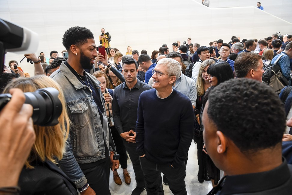 Apple CEO Tim Cook chats to NBA basketball stat Anthony Davis, of the Los Angeles Lakers. Photo: Bloomberg