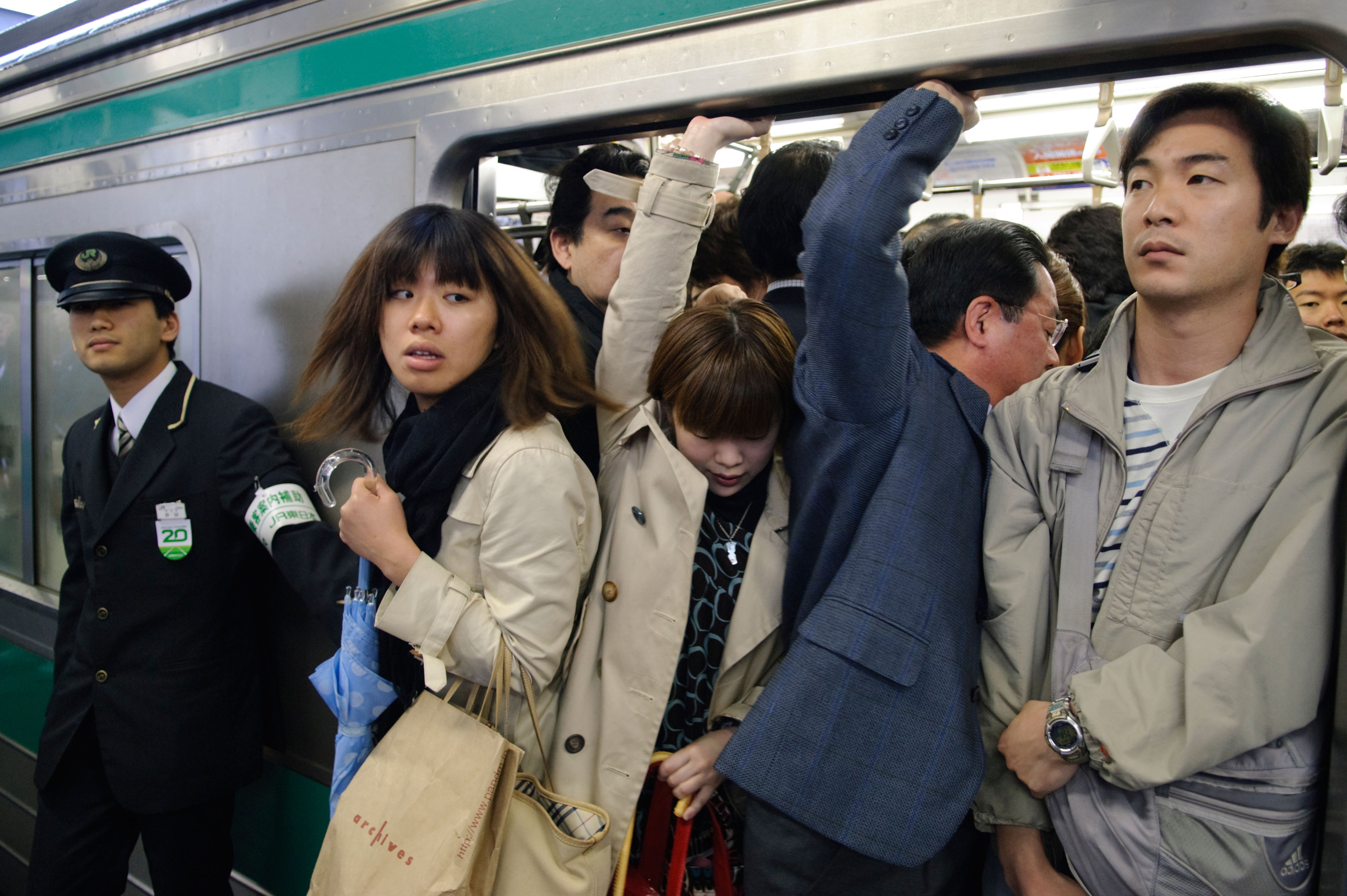 Токийское метро в час пик