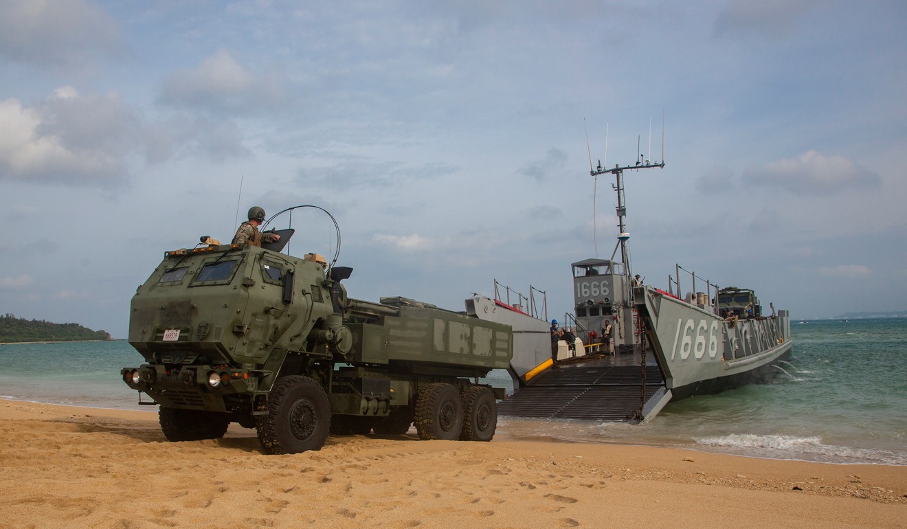 Una lancha de desembarco estadounidense baja su rampa para descargar un sistema de cohetes de artillería de alta movilidad como parte de una incursión anfibia simulada en Kin Blue en Okinawa el 14 de agosto. Foto: Folleto