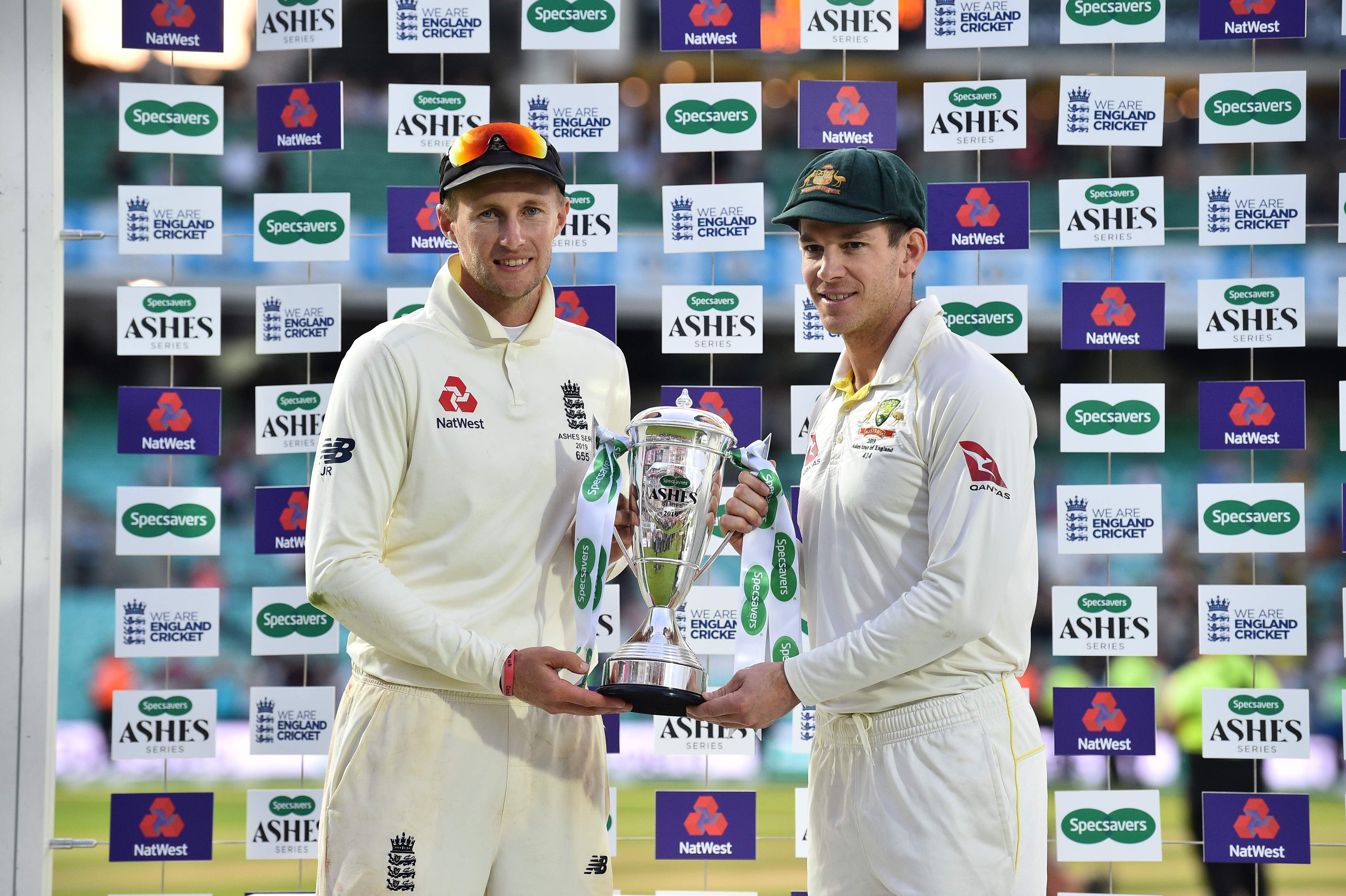England captain Joe Root (left) and Australia skipper Tim Paine hold the Ashes trophy during the presentation ceremony on the fourth day of the fifth Ashes test. Photo: AFP