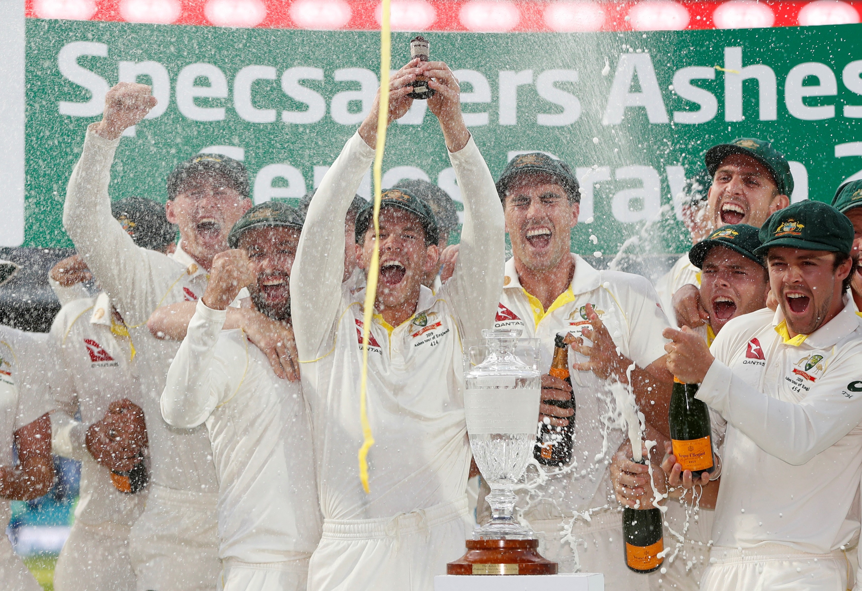 Australia’s Tim Paine holds up the Ashes urn as Australia celebrate retaining the Ashes. Photo: Reuters