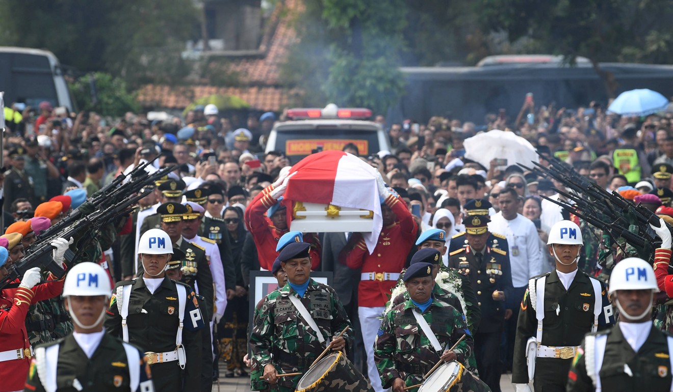 Indonesian soldiers carry the casket of former Indonesian president BJ Habibie. Photo: Reuters