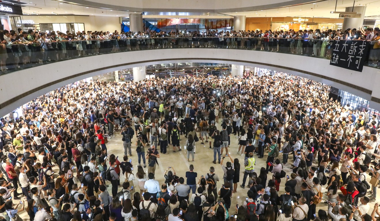 Protesters gather and sing Glory to Hong Kong at a shopping centre in Central. Photo: K.Y. Cheng