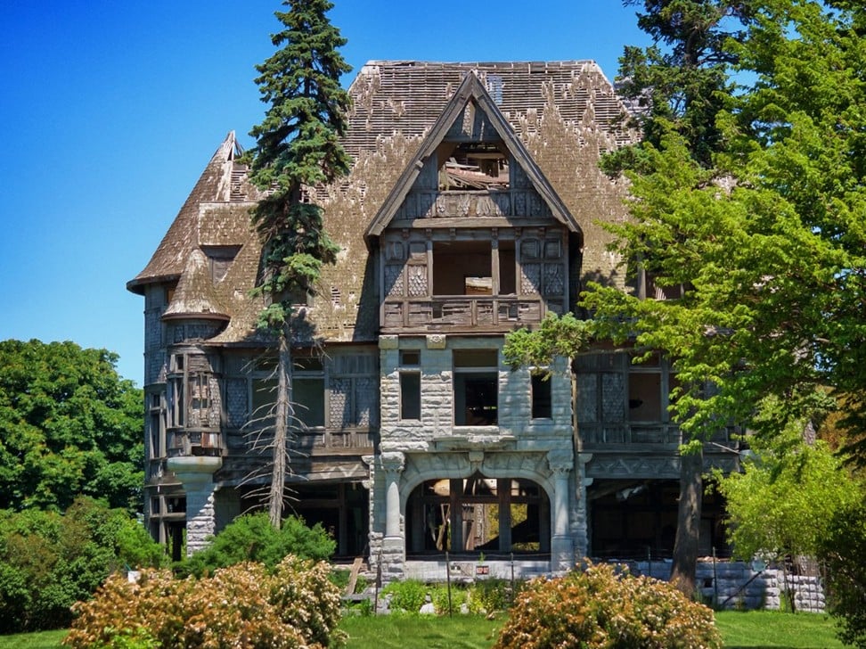The outside the dilapidated Carleton Island Villa, in New York state, which has been uninhabited for about 70 years. Photo: Andrea M. Parisi