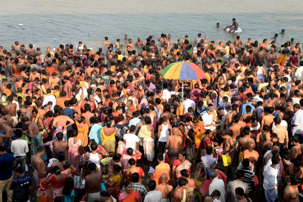Hindu devotees gathering to take a holy dip on Mahalaya, the first day Durga Puja. Photo: Alamy