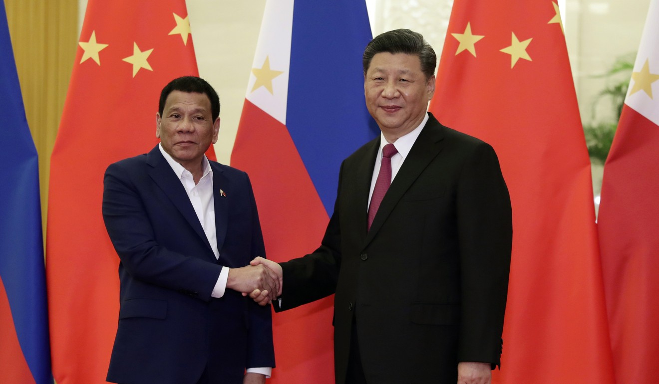 Philippine President Rodrigo Duterte shakes hands with Chinese President Xi Jinping. Photo: AP