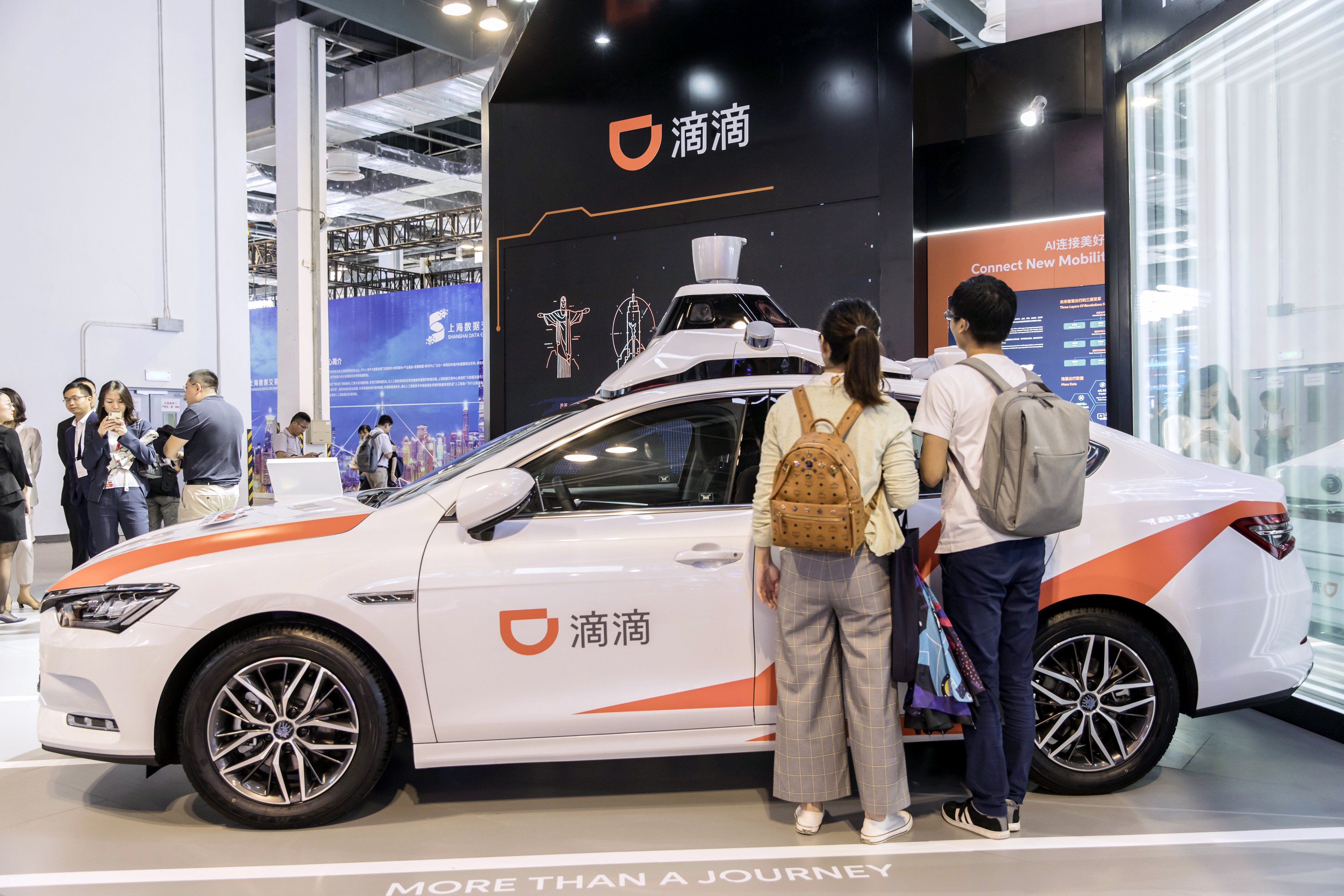 Attendees look at a DiDi Chuxing autonomous vehicle at the World Artificial Intelligence Conference (WAIC) in Shanghai, China, on Thursday, Aug. 29, 2019. Photo: Bloomberg
