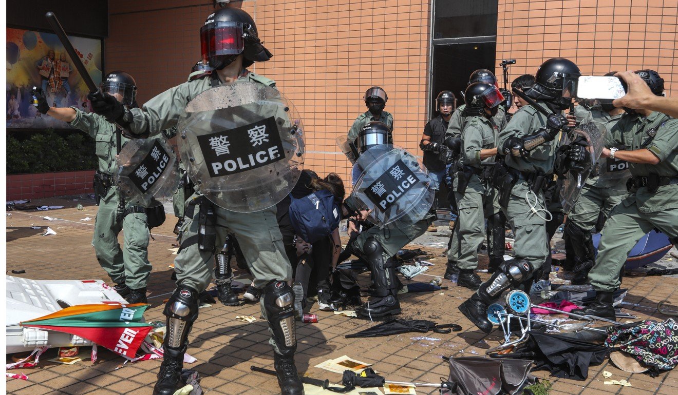 Riot police make arrests as protesters hold a rally in Tuen Mun. Photo: Xiaomei Chen