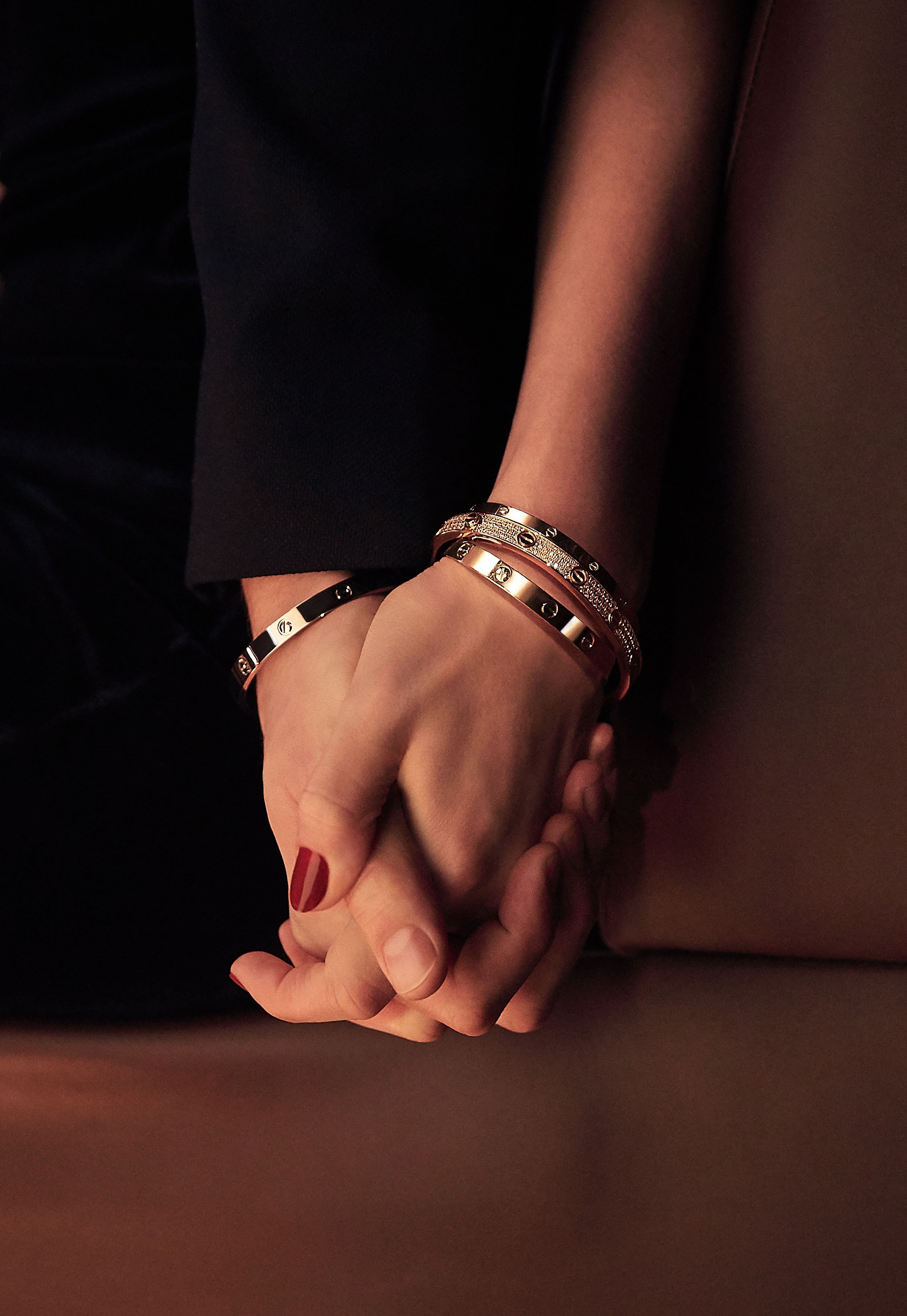 Девушка подарила браслет. Cartier Love браслет. Картье любовь. Картье коллекция Love. Руки влюбленных.