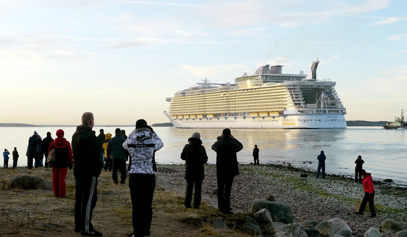 Oasis of the Seas, tàu du lịch lớn nhất và đắt nhất từng được chế tạo, rời xưởng đóng tàu STX cho chuyến đi đầu tiên của nó vào năm 2009. Nó đã đưa tin vào tháng 1 năm 2019 sau khi dịch norovirus ảnh hưởng đến 561 hành khách và 31 thủy thủ đoàn. Ảnh: EPA / Hoàng gia Caribbean