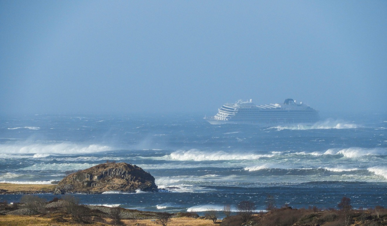 1.300 hành khách đã phải được vận chuyển từ tàu du lịch Viking Sky ngoài khơi Na Uy vào tháng 3 năm 2019 sau khi con tàu gặp sự cố động cơ trong thời tiết xấu. Ảnh: Frank Einar / AFP