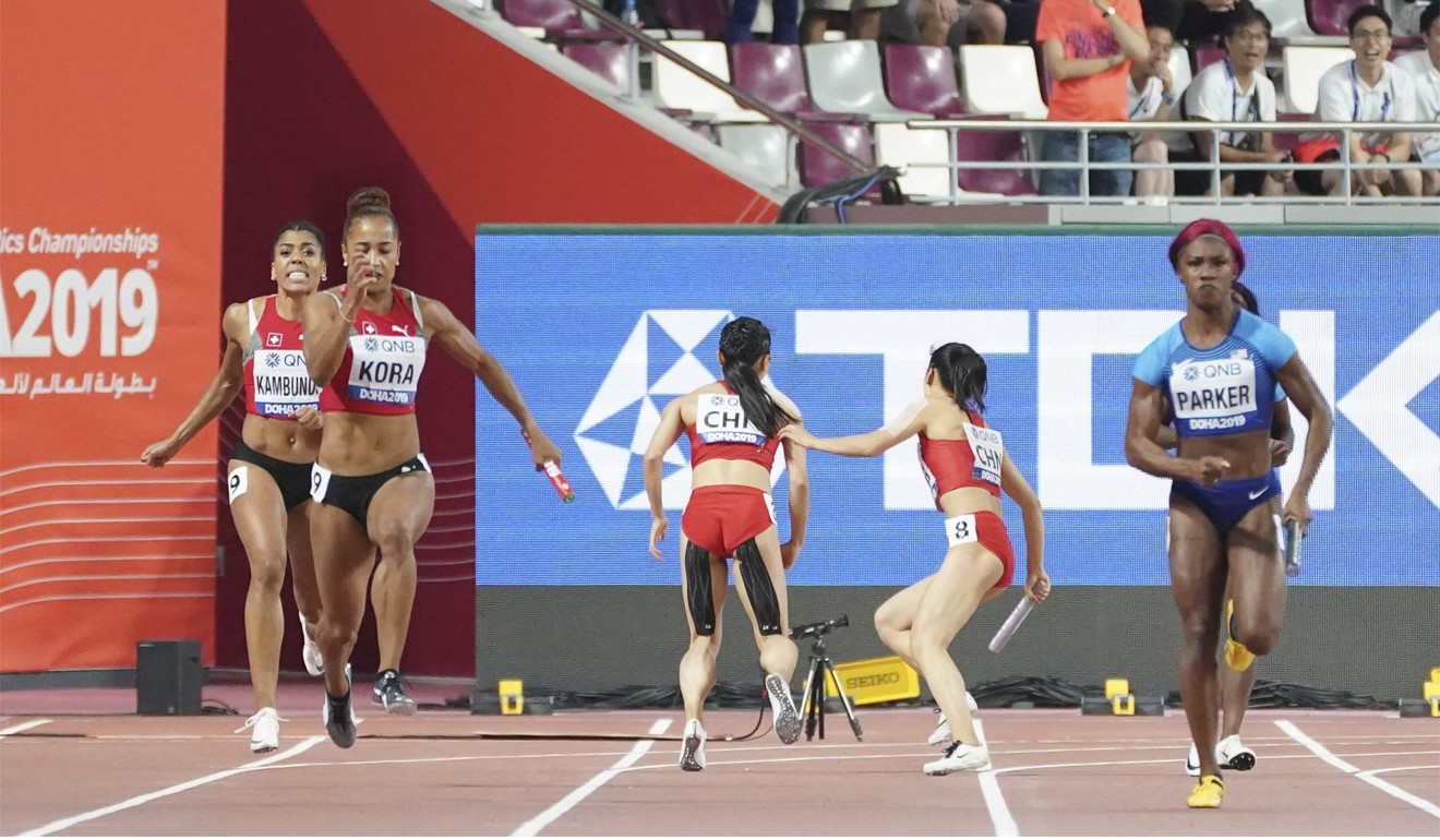 Kong Lingwei (centre right) and Ge Manqi (centre left) of China fail to exchange the baton during the 4x100m relay final at the 2019 IAAF World Athletics Championships. Photo: Xinhua