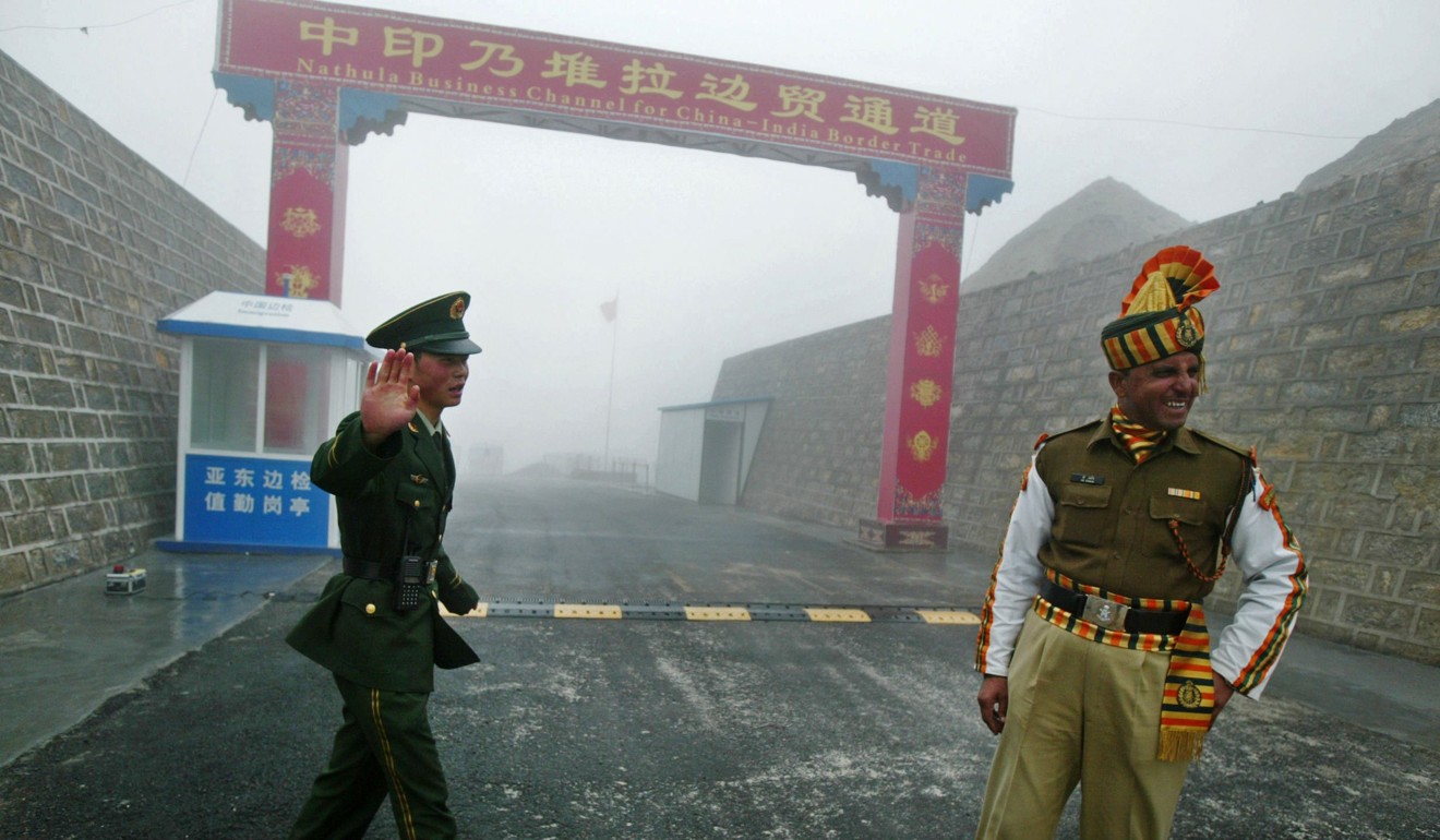 A Chinese soldier (left) and an Indian soldier stand guard at the ancient Nathu La border crossing between India and China. Photo: AFP