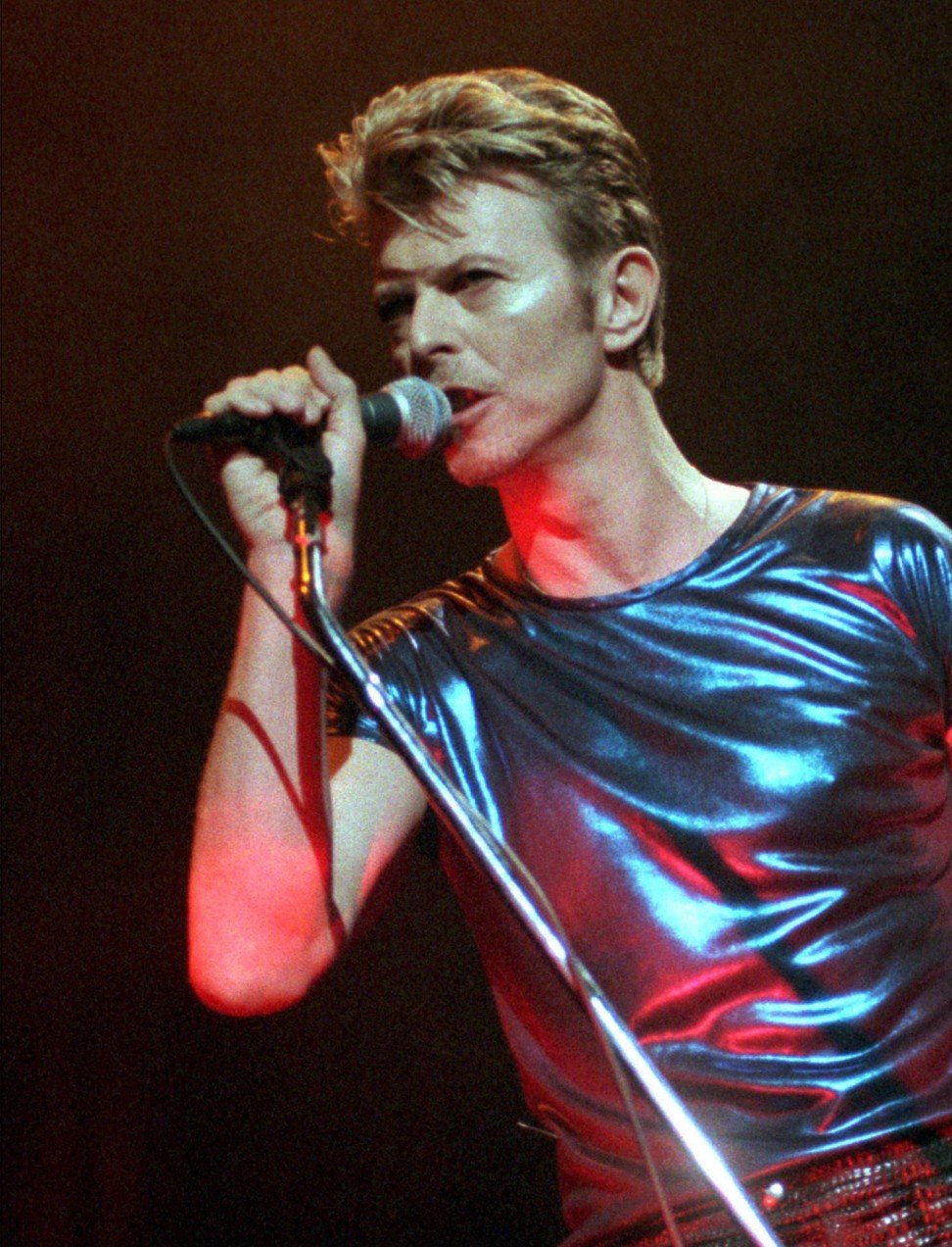 David Bowie, the innovative and iconic singer whose illustrious career lasted five decades, helped start the 1970s trend of non-binary dressing. Photo: Bob Child/Associated Press