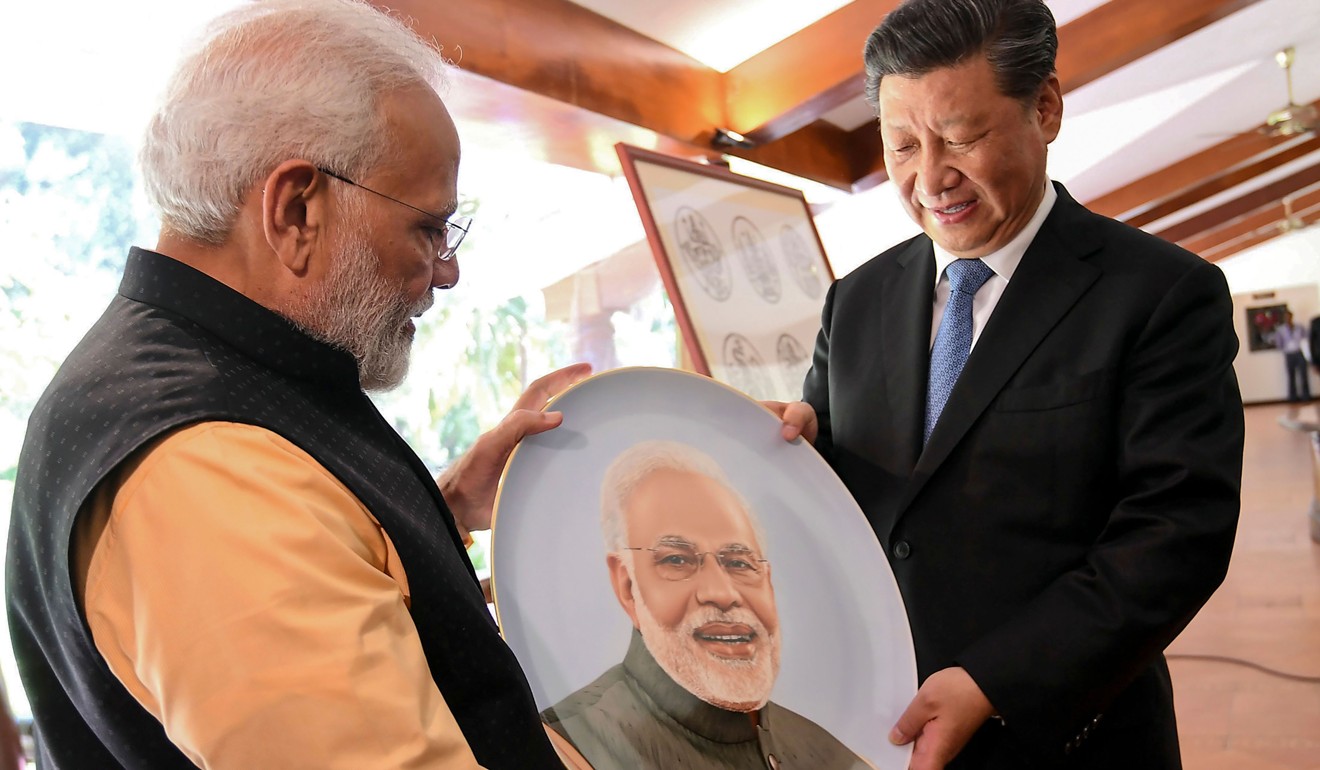 Narendra Modi exchanges gifts with Xi Jinping. Photo: AFP