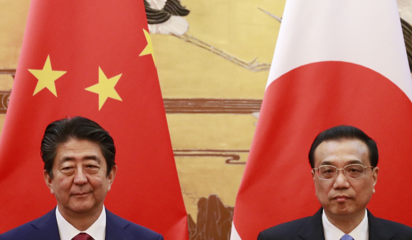 Japanese Prime Minister Shinzo Abe (left) and Chinese Premier Li Keqiang attend a signing ceremony in Beijing in October last year. Photo: EPA-EFE